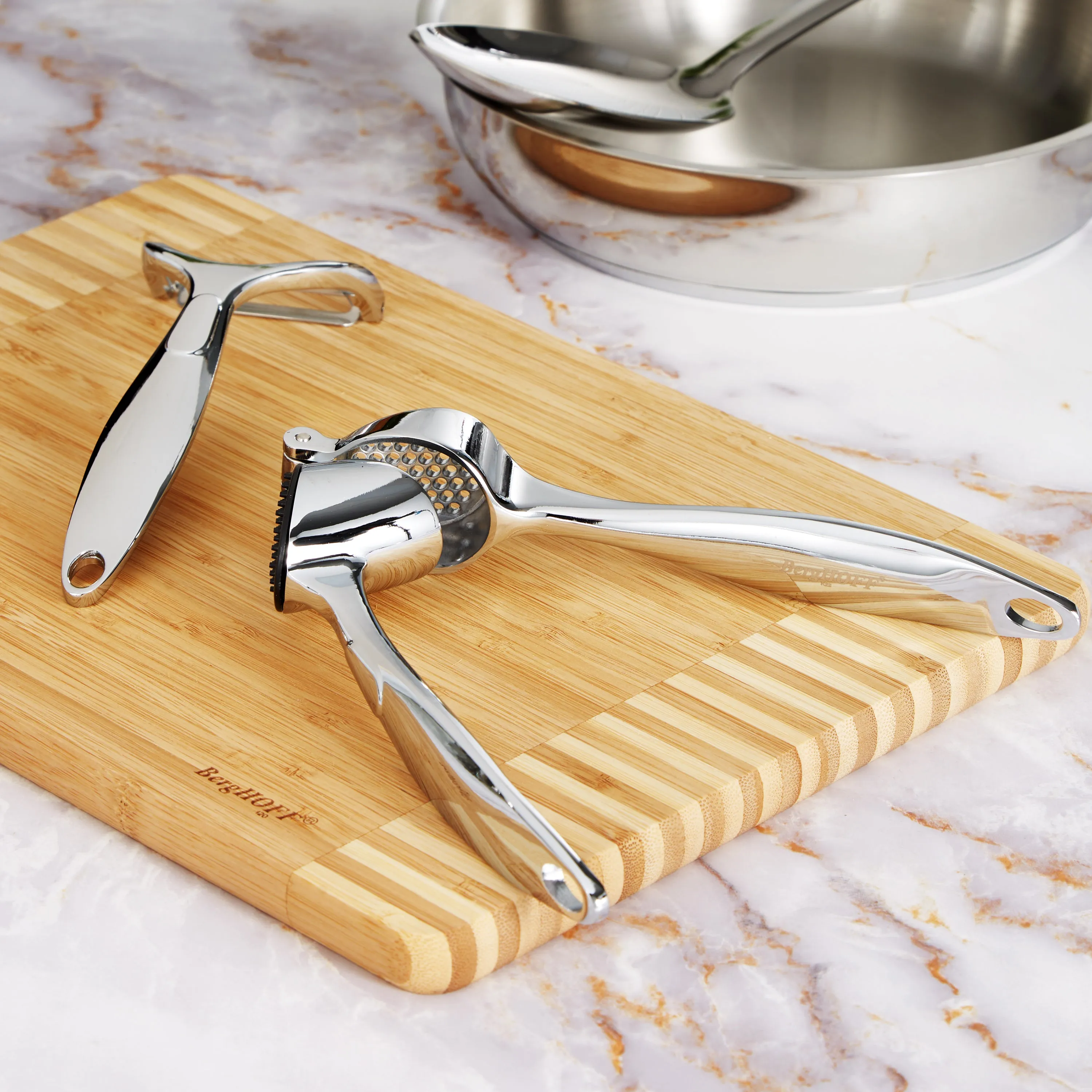 BergHOFF Essentials 7.75" Cast Zinc Alloy Garlic Press