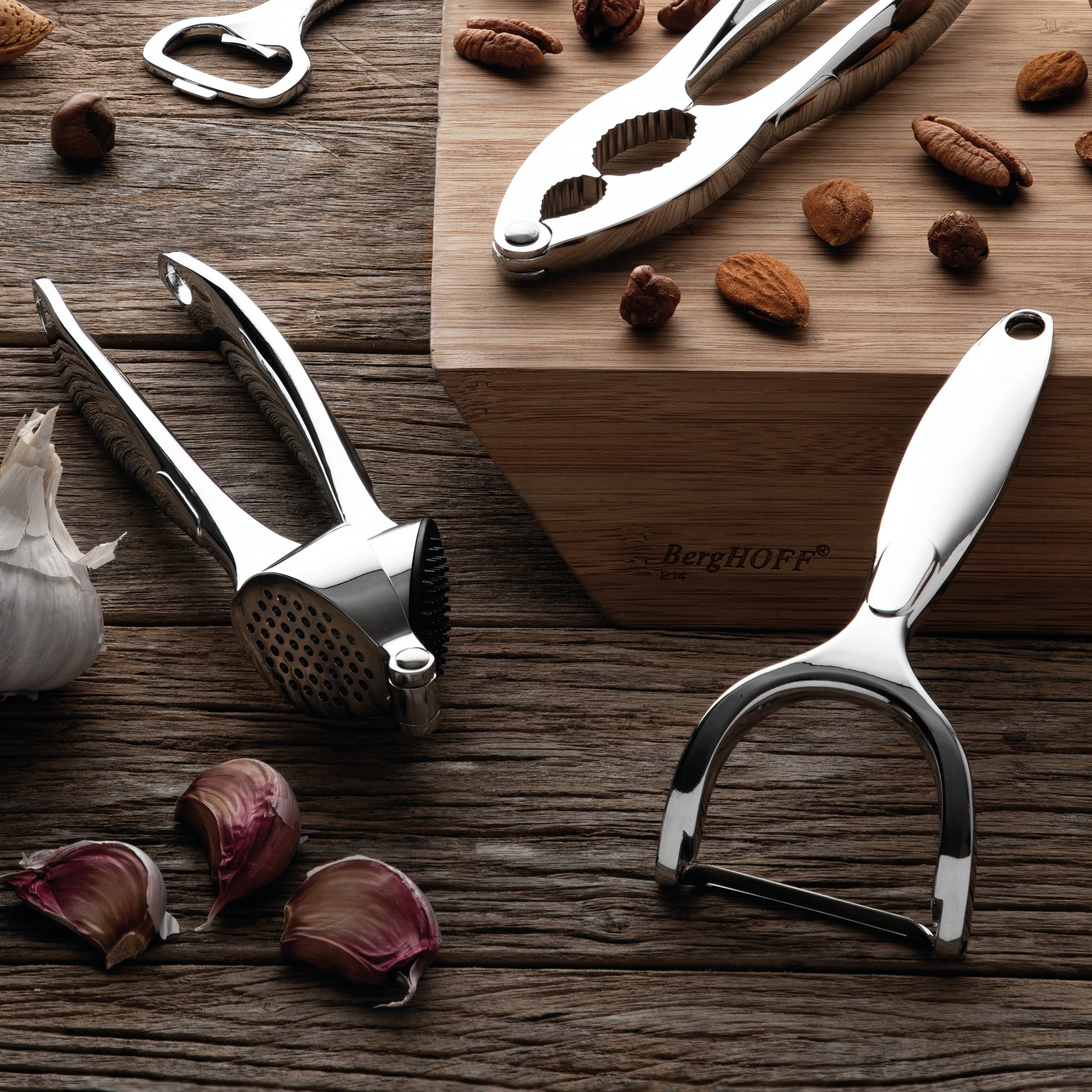 BergHOFF Essentials 7.75" Cast Zinc Alloy Garlic Press